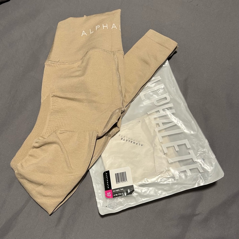 Alphalete Aero leggings xs- new in bag- color toupe